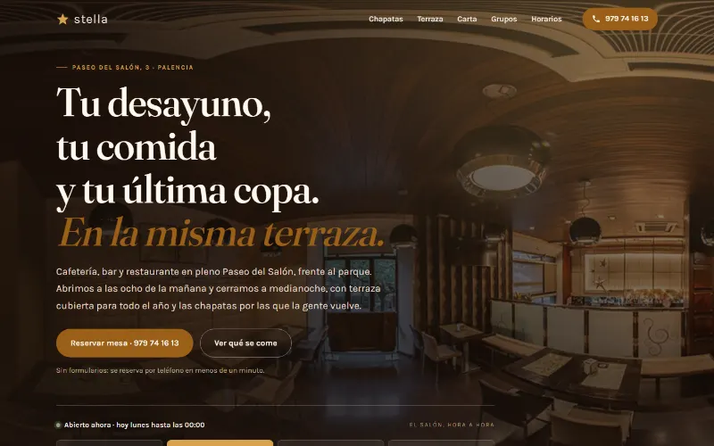 Portada de la web de Cafetería Stella: interior de madera en penumbra con el titular «Tu desayuno, tu comida y tu última copa. En la misma terraza».
