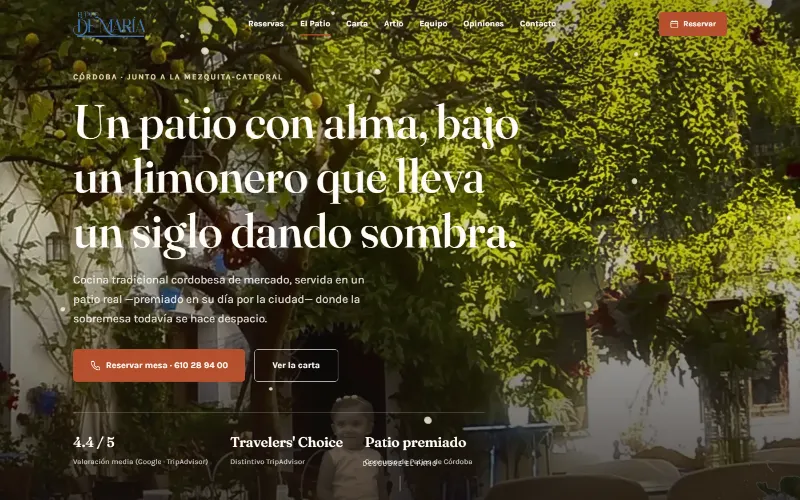 Portada de la web de El Patio de María: foto del patio bajo el limonero con el titular «Un patio con alma».