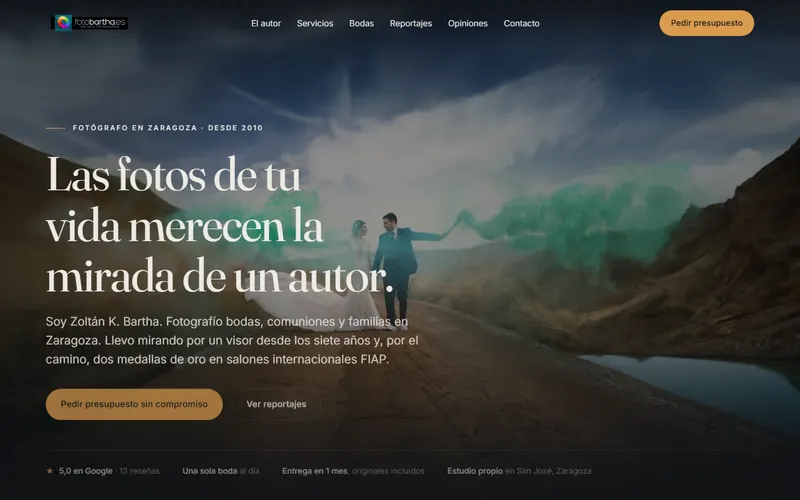 Portada de la web de Foto Bartha: novios caminando entre humo verde con el titular «Las fotos de tu vida merecen la mirada de un autor».