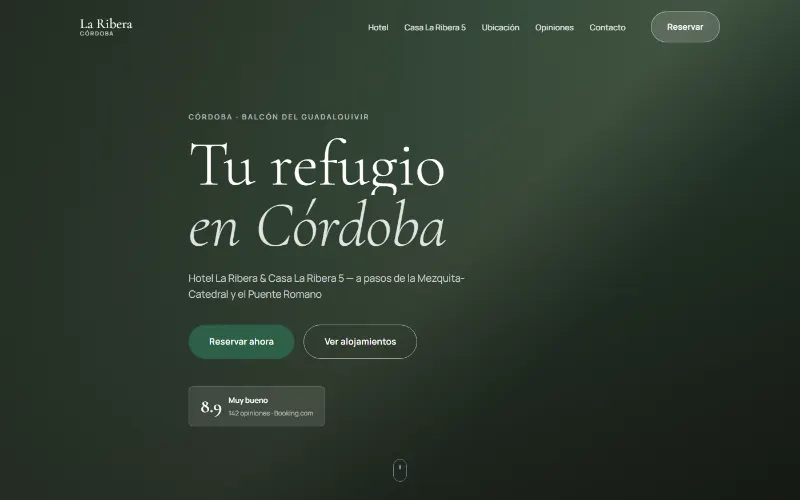 Portada de la web del Hotel La Ribera: fondo verde oscuro con el titular «Tu refugio en Córdoba» y dos botones de reserva.